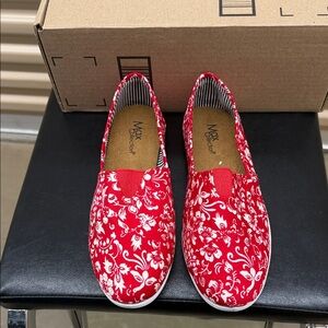 Max Red Floral Women's Flats